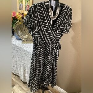 Luxology Chic Black and White Patterned Dress